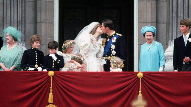 El 29 de julio de 1981 el príncipe Carlos se casaba en la catedral de San Pablo de Londres con Diana Spencer que se convertiría en Diana de Gales, también conocida como <i>Lady Di</i> o <i>la princesa del pueblo</i>. A pesar del glamour que desprendía el matrimonio, principalmente por la cercanía de Diana con el pueblo, esta unión sólo duraría 15 años. Imagen, Getty Images