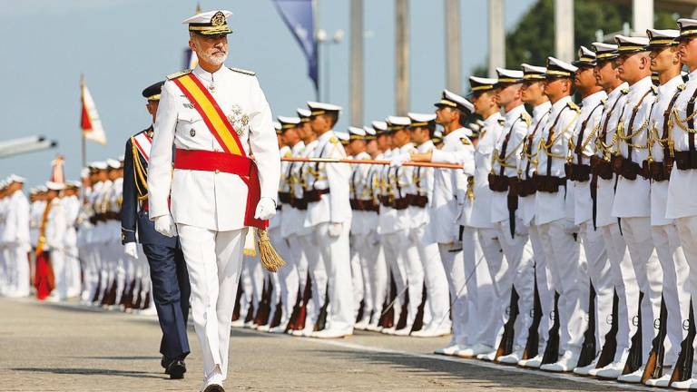 pasa revista. Felipe VI acudió a Marín para presidir el acto de entrega de despachos a 106 alumnos de la Escuela Naval . Foto: Efe