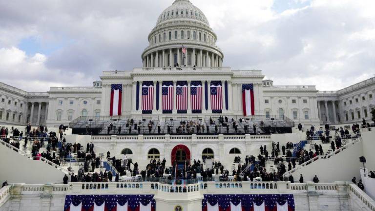 Los miembros del Congreso y los invitados llegan al Capitolio para la ceremonia de investidura de Biden como el como el 46º presidente de Estados Unidos. (Fuente, uppers.es)