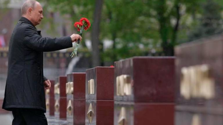 moscú. Putin deposita flores como homenaje. Foto: EFE