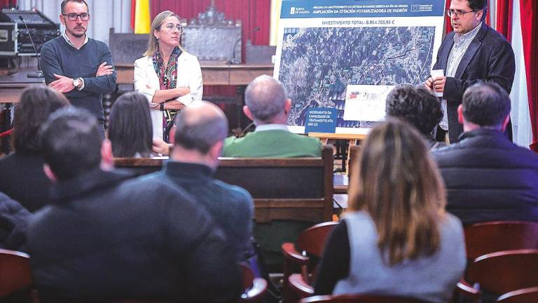 Ethel Vázquez junto al alcalde de Padrón, Antonio Fernández, durante la presentación del proyecto de ampliación de la potabilizadora. Foto: X. G.
