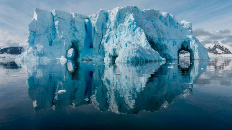 El flanco oeste de la Península Antártica se está calentando varias veces más rápido que el resto del planeta. El 90% de sus 674 glaciares están en retroceso y aumenta el número de icebergs en el mar. Un ejemplo de este aumento de icebergs es el que podemos ver en la fotografía tomada en la bahía de Andvord. (Fuente, nationalgeographic.com) 