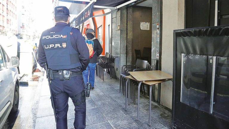 Un agente policial este lunes en el punto donde se produjo la reyerta. Foto: Antonio Hernández