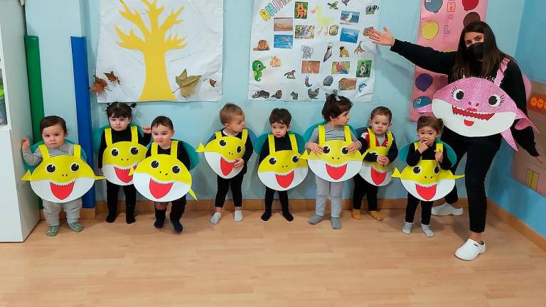 Os pequenos e pequenas da Escola Infantil de Valga disfrazados de baby shark. Foto: C.V.