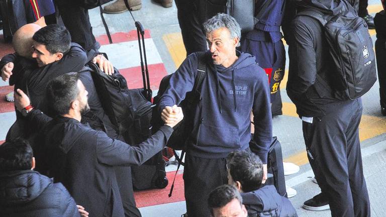 Luis Enrique (d.), junto a su staff, ayer, tras la llegada de la Selección a Barajas. Foto: EP