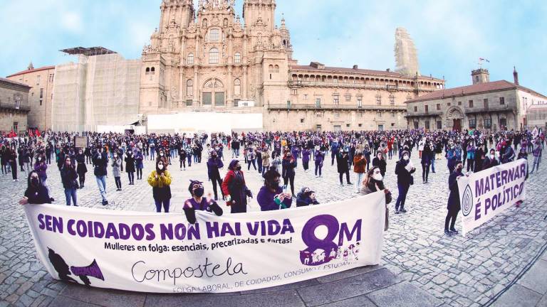 concentración en la plaza del Obradoiro de Santiago, el 8-M de 2021, en un día marcado por el distanciamiento. Foto: F.Blanco.