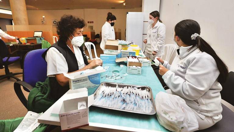 campaña. Varias sanitarias en uno de los centros de vacunación. Foto: Beatriz Ciscar - E. P.