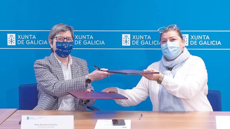 La conselleira do Mar, Rosa Quintana, a la izquierda, y Lina Solla, presidenta del Consello Regulador do Mexillón de Galicia, durante la firma del convenio. Foto: Conchi Paz