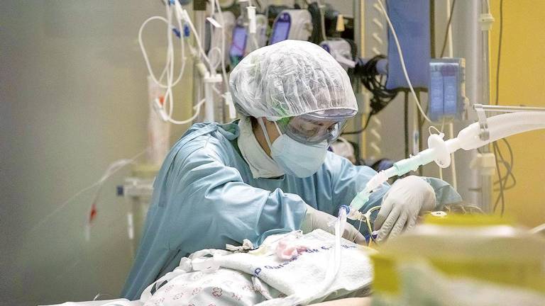 santiago. Paciente covid intubado en la uci del Hospital Clínico. Foto: Ana Varela / Gallego