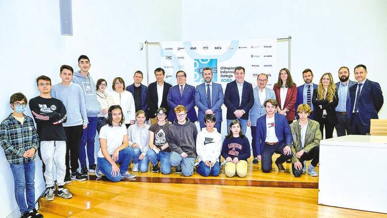 Fotografía de familia con autoridades e participantes na entrega dos premios da OIG. Foto: CPEIG