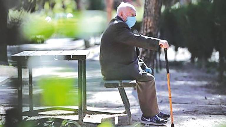 sin compañía. Un anciano descansa sentado en un banco de madera de un parque. Foto: Eduardo Parra / E.press.