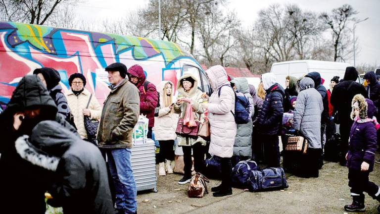 frontera ucrania-rumania. Varios refugiados esperan a cruzar. Foto: Lorêna Sopena