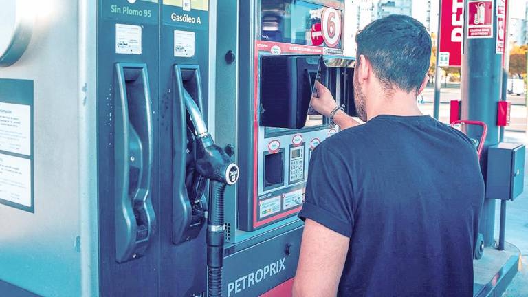 Usuario de una estación de servicio automática paga en el terminal para echar gasolina. Foto: Gallego