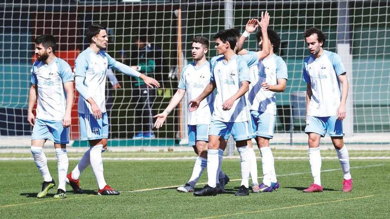 Los jugadores del combinado gallego se saludan celebrando un gol. Foto: RFGF