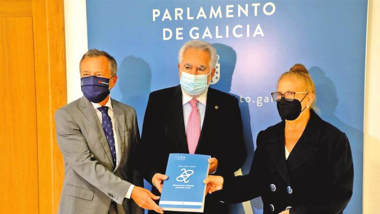 memoria sobre la situación económica y social de Galicia 2020 entregada al titular del Parlamento gallego, Miguel Santalices por el presidente del CES, Agustín Hernández.