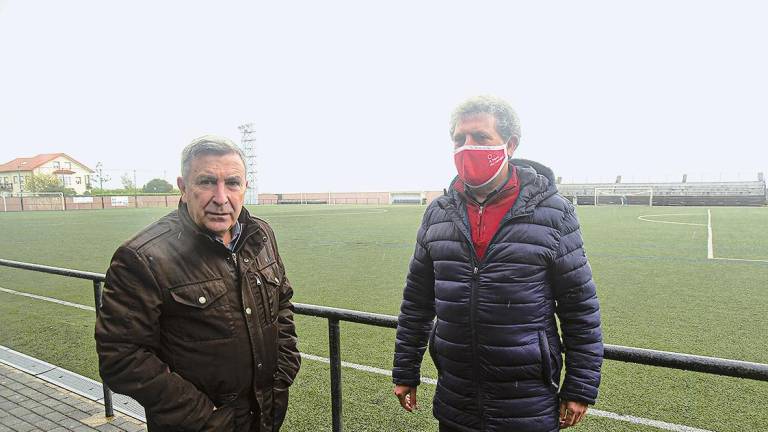 VISITA. Manuel Ruiz, izqda., y José Manuel Vilas, este lunes en su visita a A Tasca. Foto: C.R.