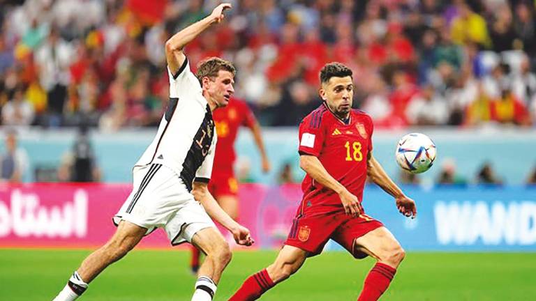 INCANSABLE. A la derecha, Jordi Alba, disputando un balón frente un rival. Foto: E. Press