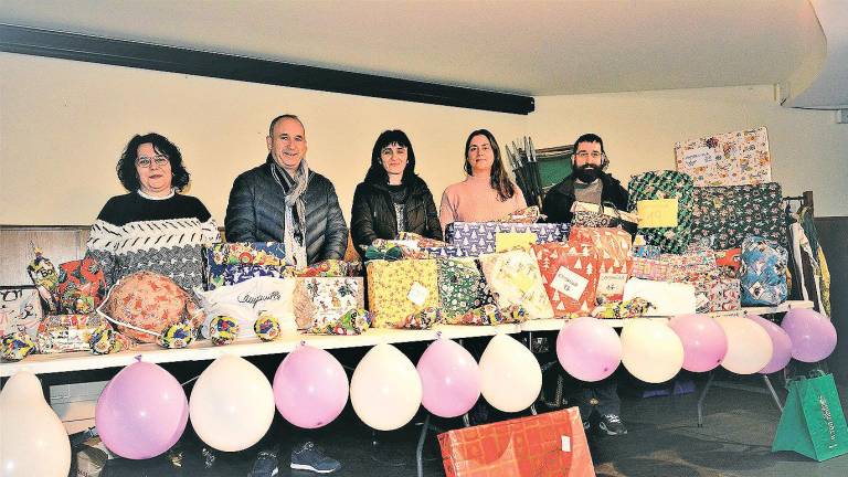 Laura Platas, pola esquerda, Ángel Leis e Mar García con agasallos e colaboradores. Foto: CN