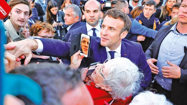 Macron saludando a numerosos simpatizantes suyos este sábado. Foto: Ludovic Marín/E.P.