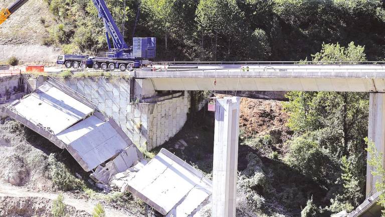 viaducto de LA A6. Grúas trabajan durante el desmontaje de las pilas 1 y 2, en el kilómetro 430 sentido A Coruña. Foto: E.P.