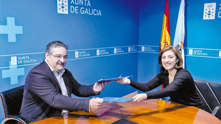El regidor Varela con la conselleira Vázquez en la firma del convenio para la senda. Foto: XG