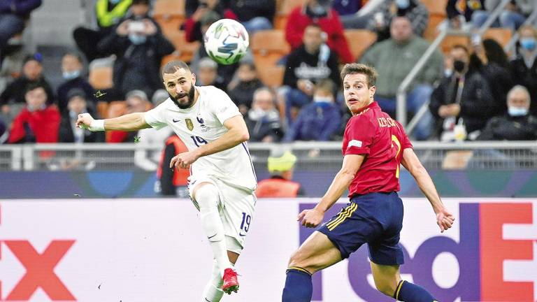 DECISIVO Benzema, ante Azpilicueta en la acción que supuso el empate entre Francia y España. Foto: DPA E. Press 