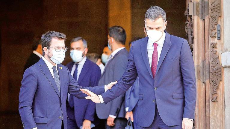 Pedro Sánchez y Pere Aragonès se despiden tras su reunión en el Palau. Foto: Kike Rincón/E.P.