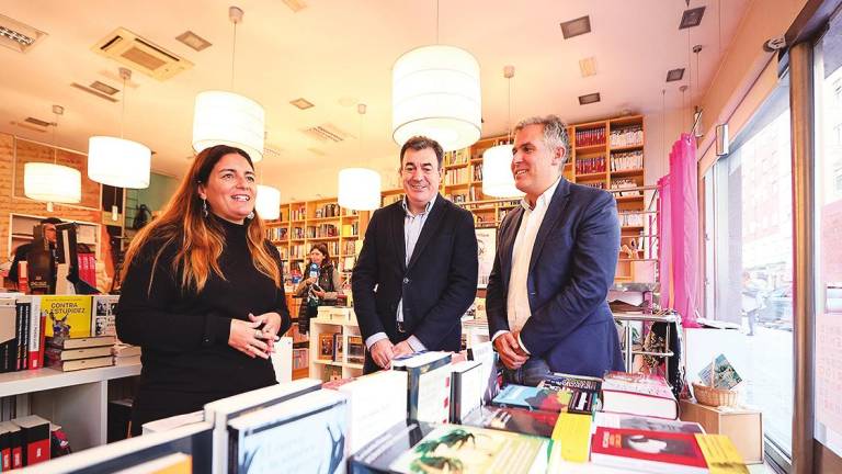 ROMÁN Rodríguez (c.), durante unha visita á Librería Cronopios, en Compostela. Foto: X. G.