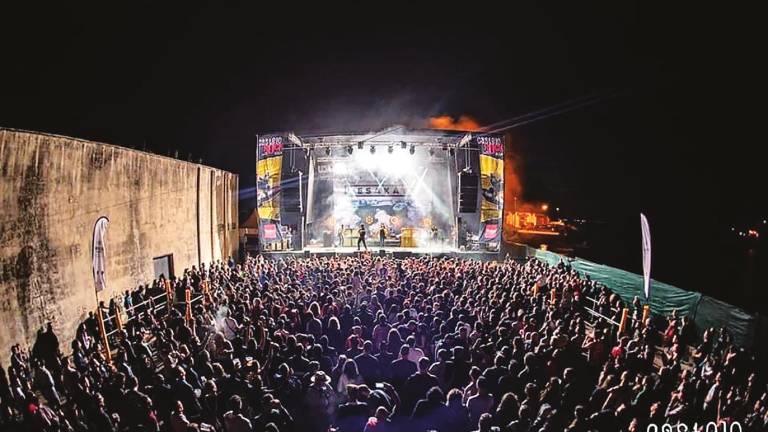 Numeroso público durante uno de los conciertos en una edición anterior del Festival Castelo Rock, que cada verano se celebra en Muros. Foto: C. R. 