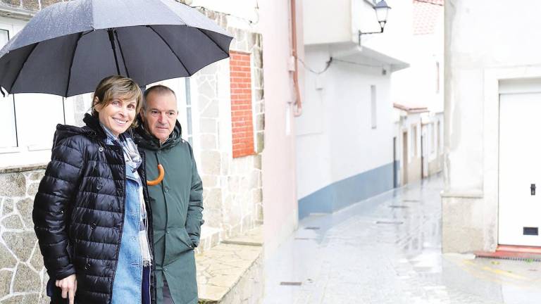 La directora de Turismo de Galicia, Nava Castro, con el alcalde, Manuel Insua, durante su visita a las obras en Corcubión.