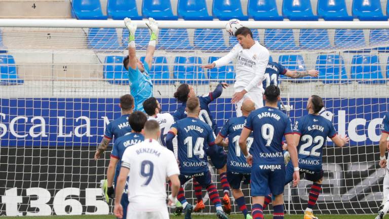 Varane se dispone a marcar el primer gol en el partido que este sábado enfrentó al Huesca y al Real Madrid. Indira/DAX via ZUMA Wire/dpa