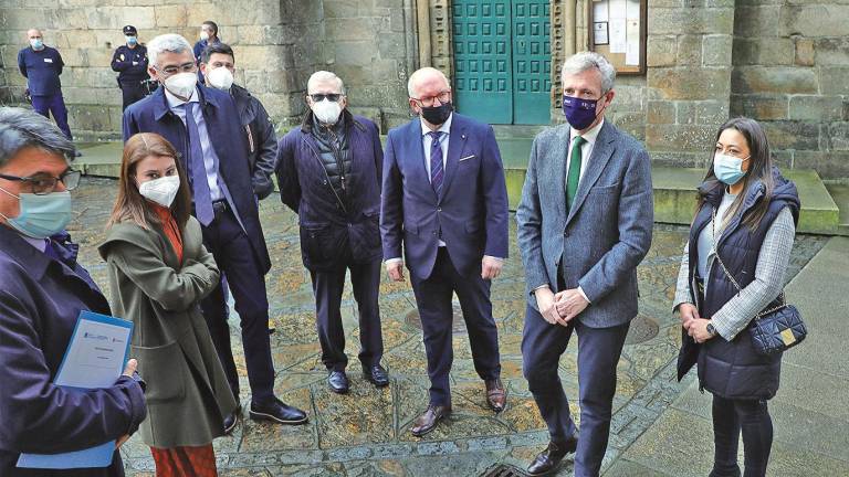 Alfonso Rueda, 2º pola dereita, este luns ás portas dos Xulgados de Noia. Foto: Xunta de Galicia