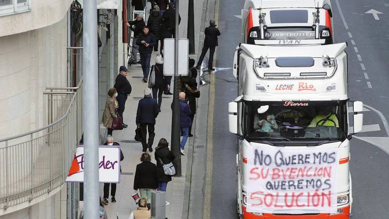 Camiones en una marcha por Lugo. Foto: Carlos Castro/E.P.