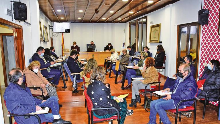 Un momento de la sesión plenaria en la que se aprobó el Plan de Obras que respalda la Diputación coruñesa. Foto: CDA