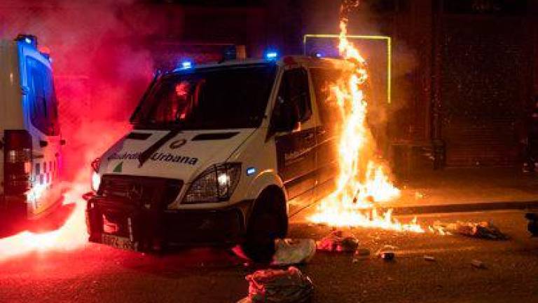Vehículo de los Mossos incendiado durante una protesta en Barcelona. Foto: E.P.