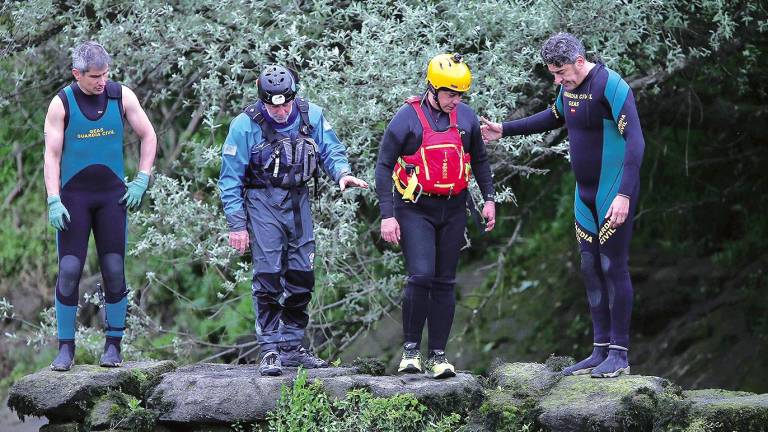 equipo de rescate. Los equipos de rescate buscan en el río Miño, en el puente internacional de Arbo (Pontevedra), al menor que fue arrastrado por la corriente. Foto: EFE/Sxenick