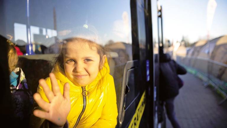 Nueva vida. Una niña ucraniana en un autobús en el cruce fronterizo de Medyka (Polonia). Foto: C. Soeder 
