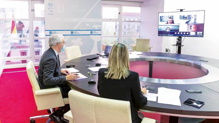 El vicepresidente Conde, junto a Paula Uría, en la reunión ‘online’ con las electrointensivas. Foto: Gallego