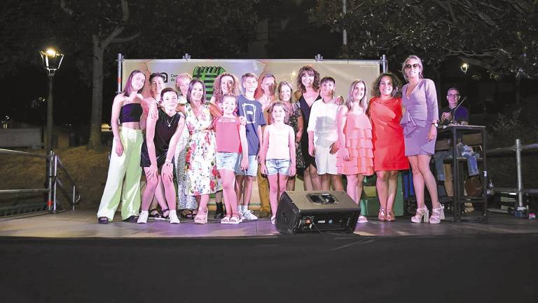 Foto de familia de los finalistas y colaboradores con el certamen de karaoke Canta con Ames. Foto: CA
