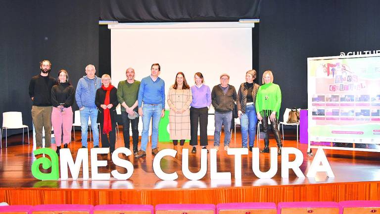 Sutil, director da Agadic, sexto esquerda, e a edil Natividade González, sétima, con participantes e a técnica. Foto: CDA