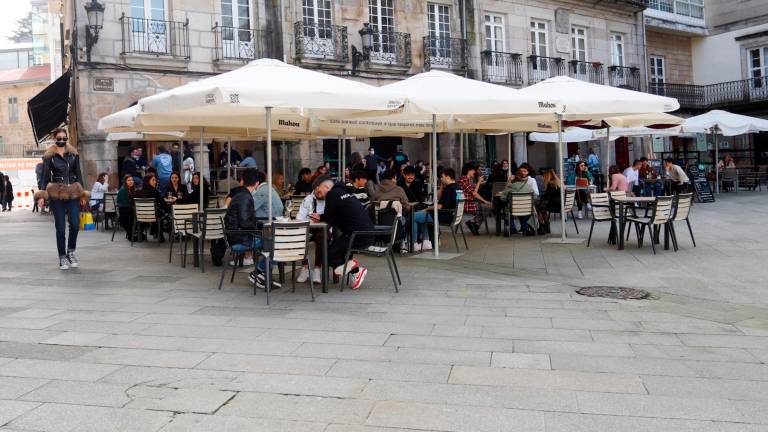 Terraza en la ciudad de Vigo llena de clientes a finales del mes de febrero. Foto: E.P.
