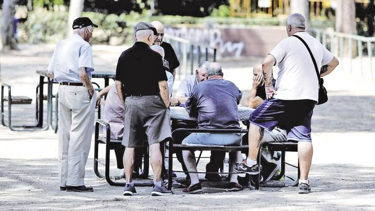 Varias personas de edad avanzada jugando al dominó en un parque de Madrid. Foto: E.P.