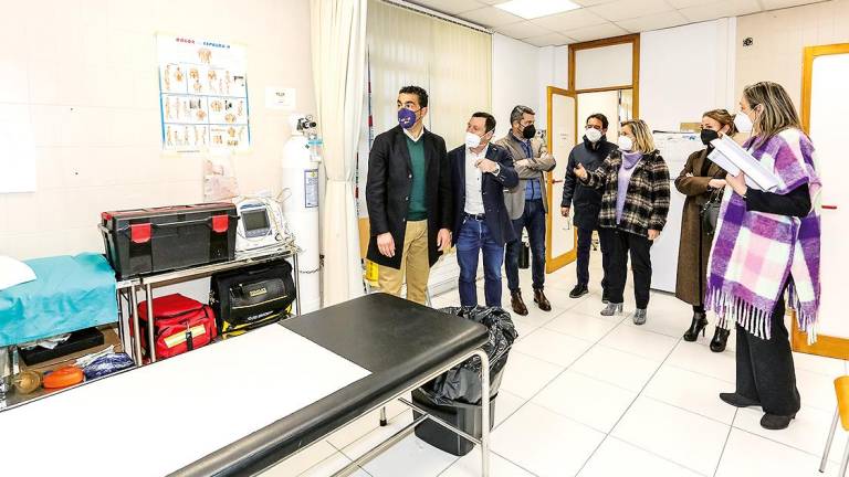 Las autoridades durante la visita al centro médico de Pontecesures este jueves. Foto: C.S.