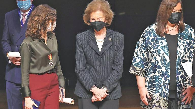 La reina Sofía, entre Isabel Díaz Ayuso y la presidenta de la AVT, Maite Araluce, en el cuadragésimo aniversario de la Asociación de Víctimas del Terrorismo. Foto: Antonio Gutiérrez/E.P.