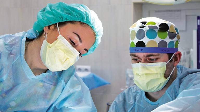 Cirujanos realizando una operación en quirófano. Foto: ECG