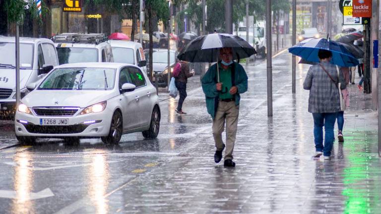 viandantes caminando en Montero Ríos bajo la lluvia de ayer. Foto: Angy Álvarez Estévez