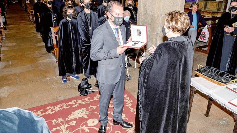 El alcalde de Padrón, Antonio Fernández Angueira, en representación de la Corporación, recibió la primera Medalla de Honra de la Cofradía de los Dolores. Fotos: C.P.