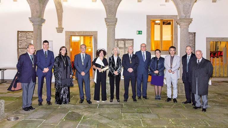 EN SANTIAGO. Quinta pola esquerda, Isabel Medina, entre máis convidados. Foto: RAGC