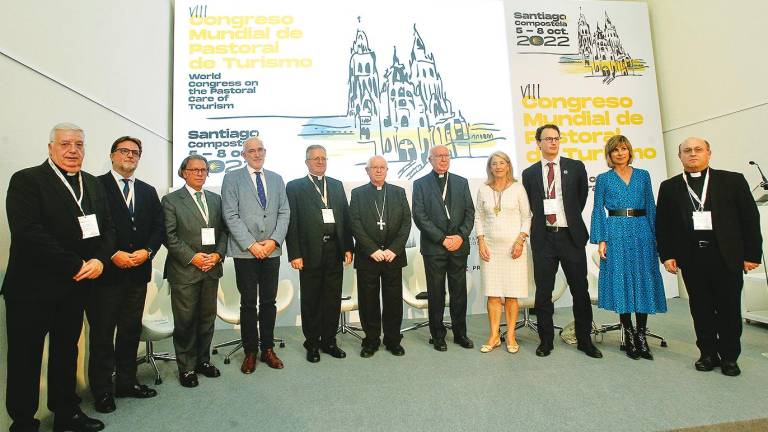 Autoridades civiles y eclesiásticas, ayer, en la inauguración del Congreso Mundial de Pastoral del Turismo en San Martiño Pinario. Foto: Fernando Blanco