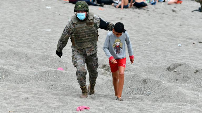 Un militar acompaña a un menor en Ceuta. Foto: A. Sempere/E.P.